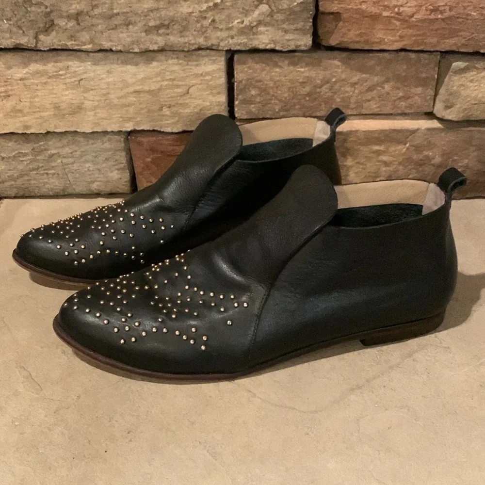 Bird Of Flight sz 8 tee pee black leather slip on shoes with gold accents